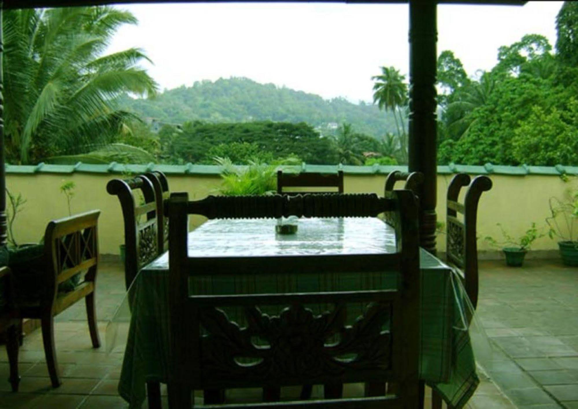 Palm Garden Home Stay Deiyannewela Exteriör bild
